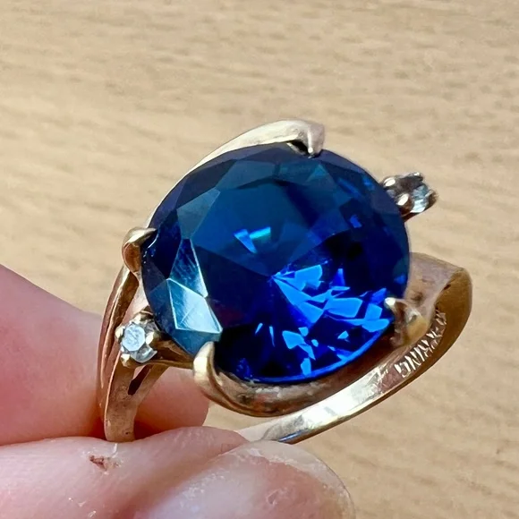VINTAGE 10K YELLOW GOLD LARGE ROUND SYNTHETIC BLUE SPINEL RING SPRING HALLMARK